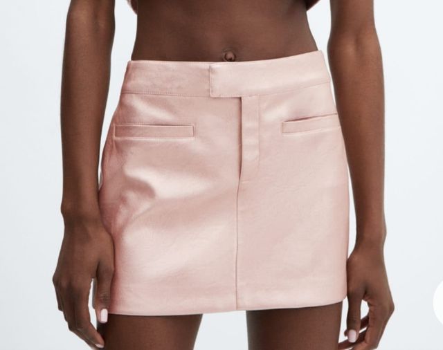 Minifalda rosa metalizada efecto piel de Mango