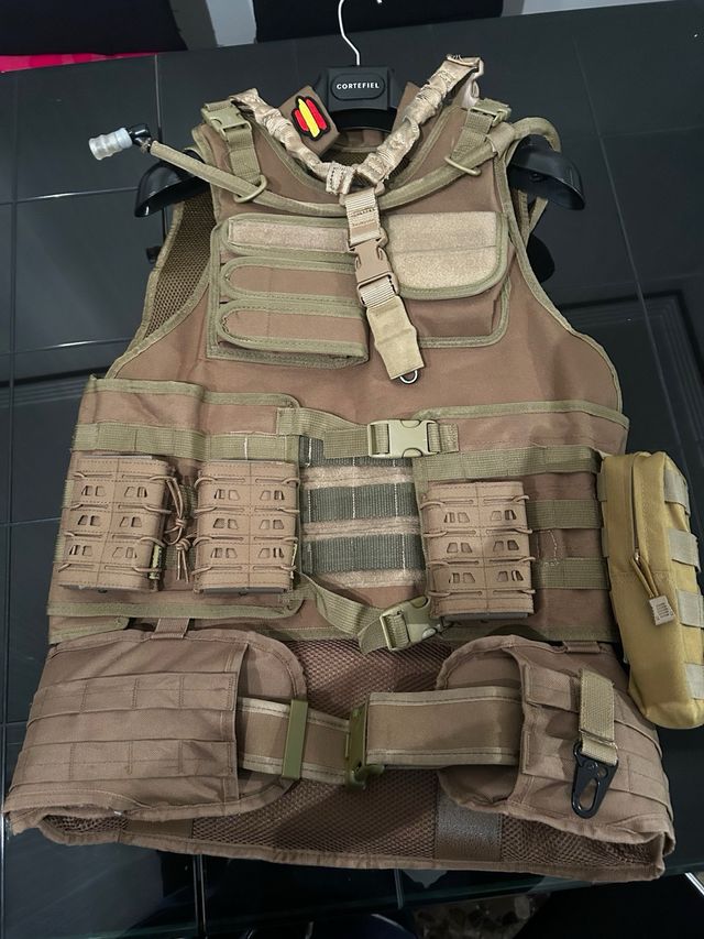 chaleco airsoft con complementos