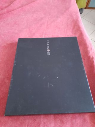 Borsetta a spalla bordeaux in velluto.