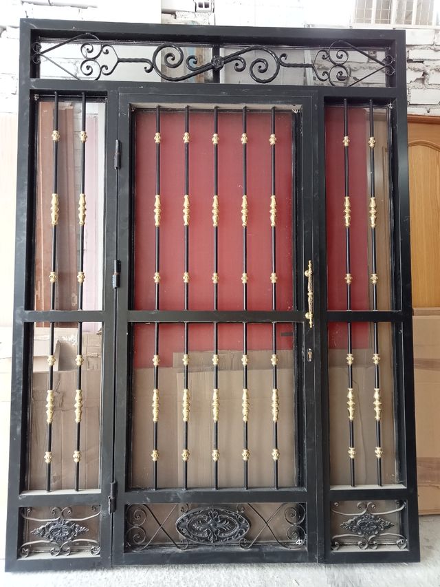 Puerta - reja de hierro, con mosquitera.