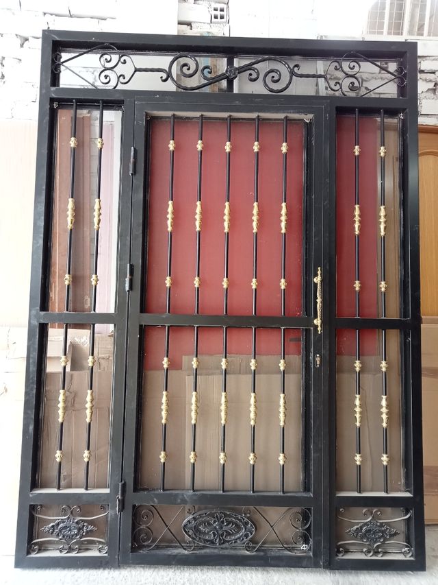 Puerta - reja de hierro, con mosquitera.