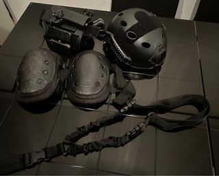 Casco negro con complementos