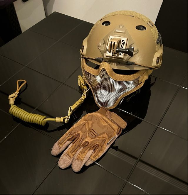 Casco caqui con complementos