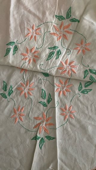 Falda camilla antigua bordada con tapete