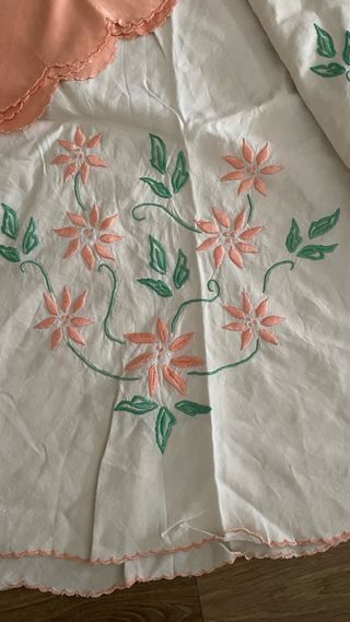Falda camilla antigua bordada con tapete