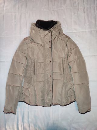 Abrigo plumas marrón de Zara