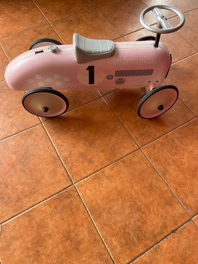 L'auto dei suoi corridoi magici