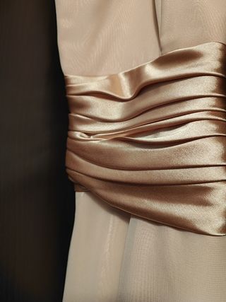 Vestido de fiesta color champagne