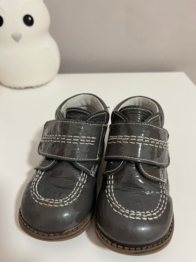 botita de charol en color gris