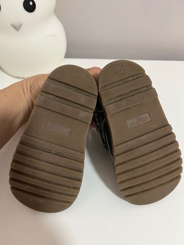 botita de charol en color gris