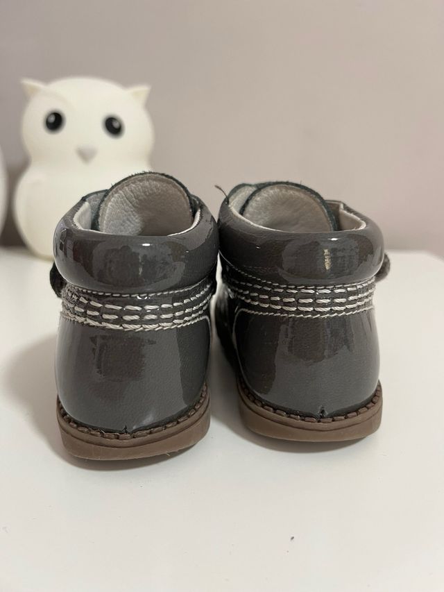 botita de charol en color gris