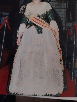 traje de fallera,  y zapatos