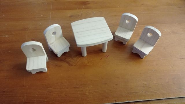 Mesa y sillas casa de muñecas