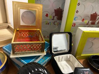 Lote de 27 cajas y joyeros variados