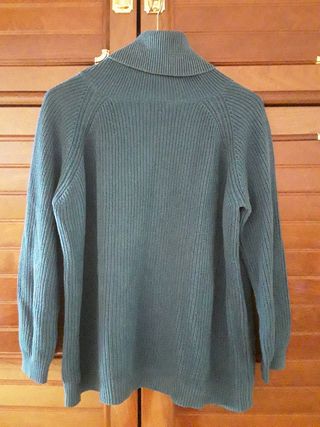 Jersey de cuello alto color azul.