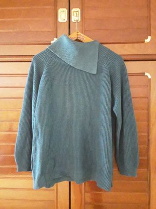 Jersey de cuello alto color azul.