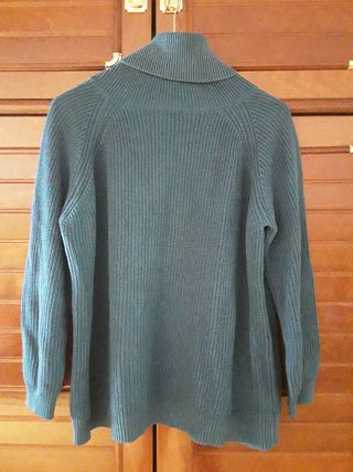 Jersey de cuello alto color azul.