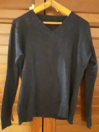 Jersey azul, cuello de pico.