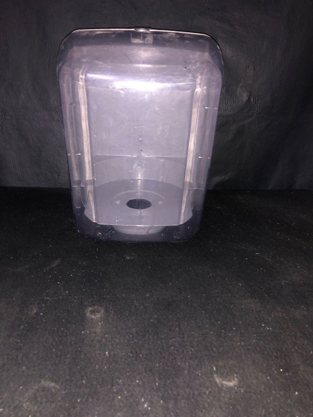 Dispensador de papel mecha de color transparente.