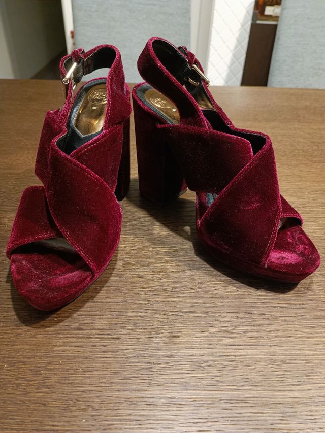 Zapatos de tacón terciopelo burdeos de segunda mano por EUR en