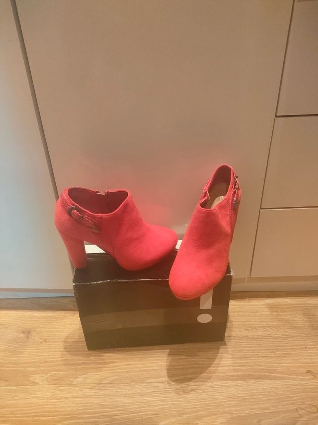 Tacones rojos cómodos