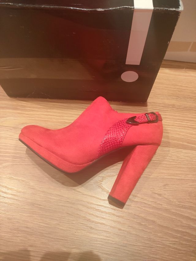 Tacones rojos cómodos