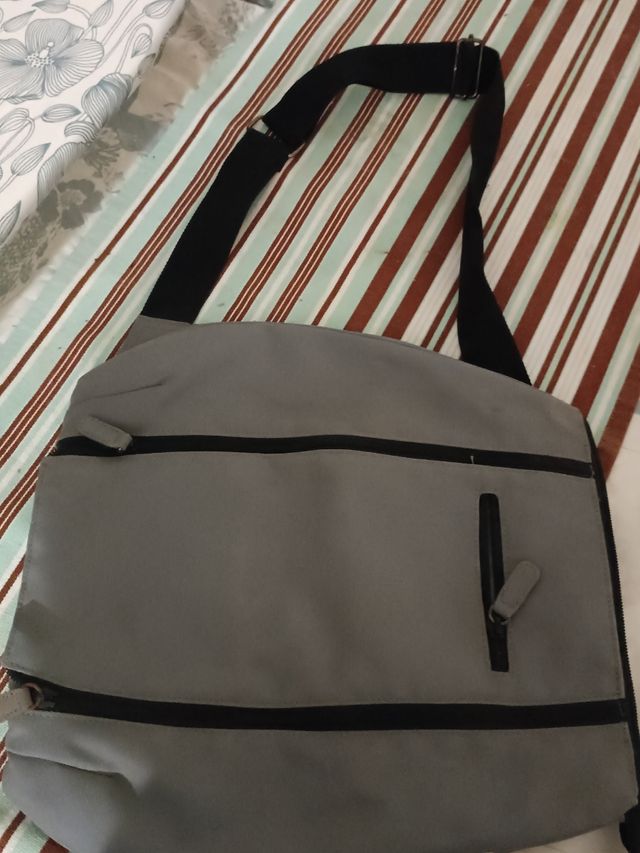 Mochila gris y negro, cremalleras .