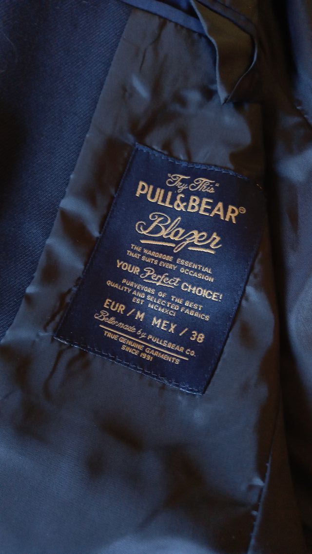 Blazer negra solapas azul marino -Pull and Bear-