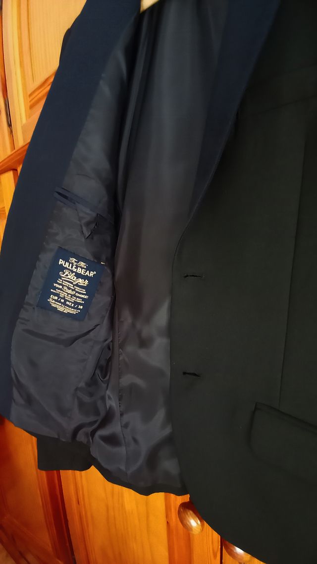 Blazer negra solapas azul marino -Pull and Bear-