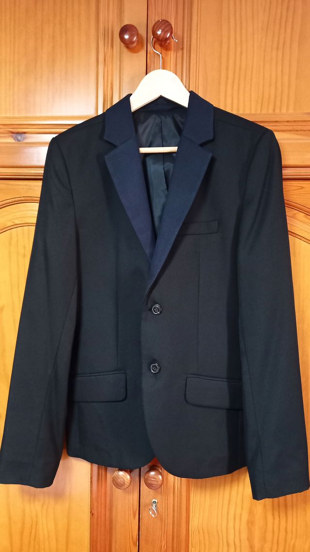 Blazer negra solapas azul marino -Pull and Bear-