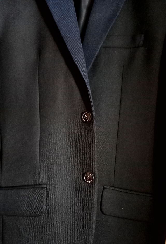 Blazer negra solapas azul marino -Pull and Bear-