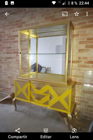 Cómoda vitrina restaurada 