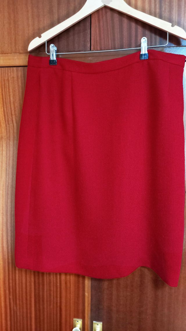 Elegante traje falda chaqueta rojo