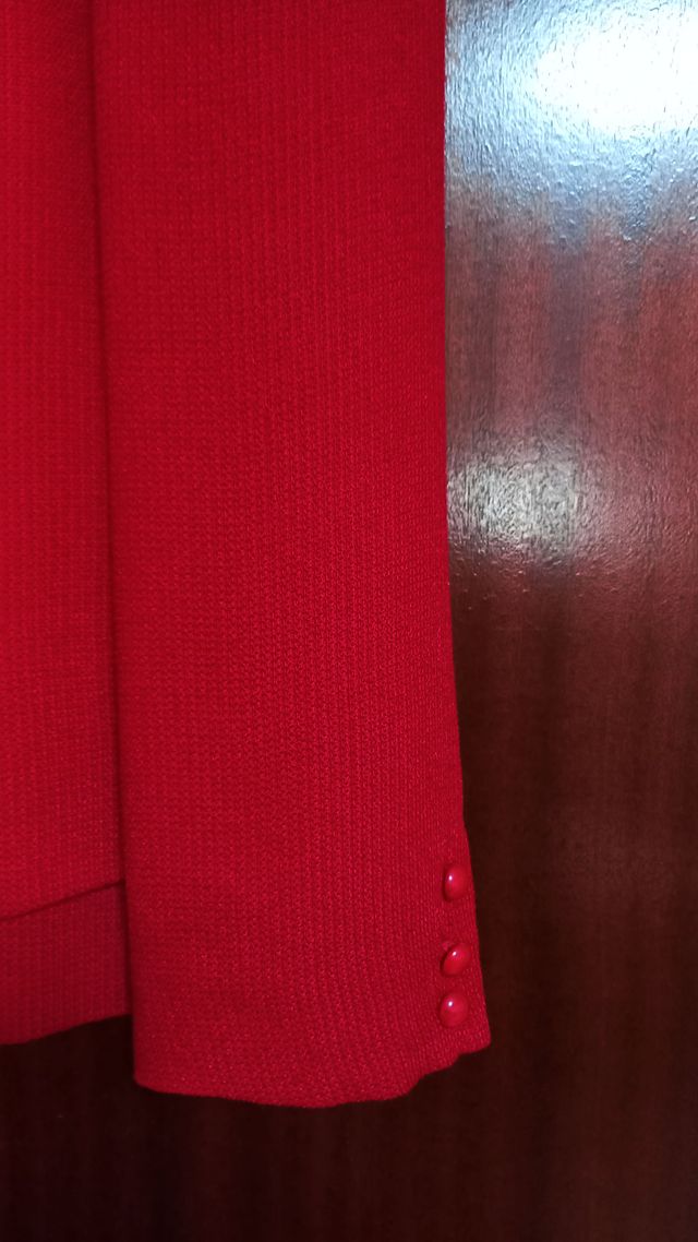 Elegante traje falda chaqueta rojo