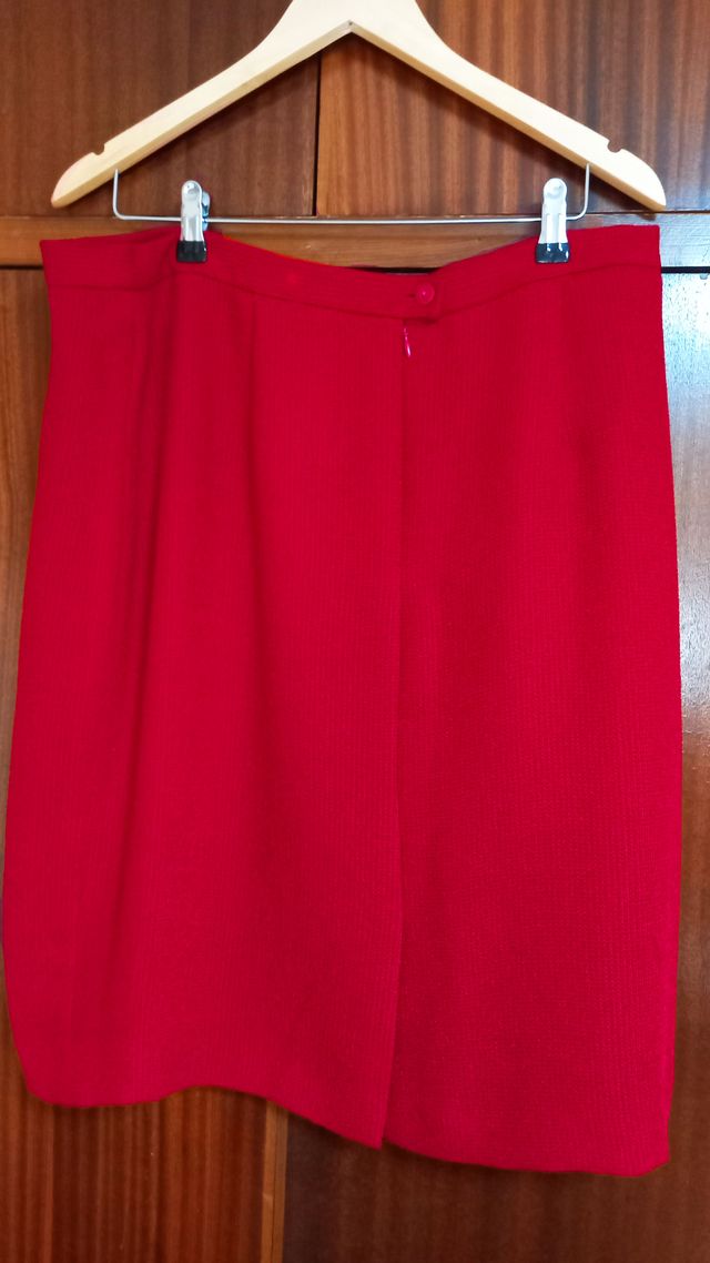 Elegante traje falda chaqueta rojo
