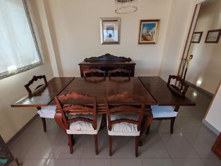 Mesa, Sillas y Aparador Antiguos