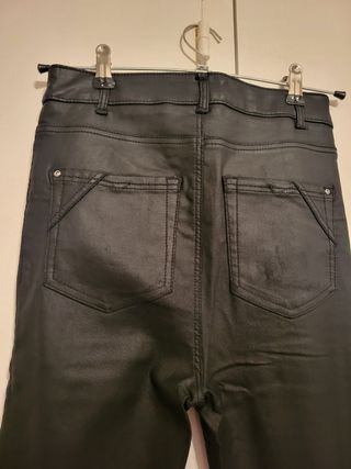 Pantalón de cuero ajustado