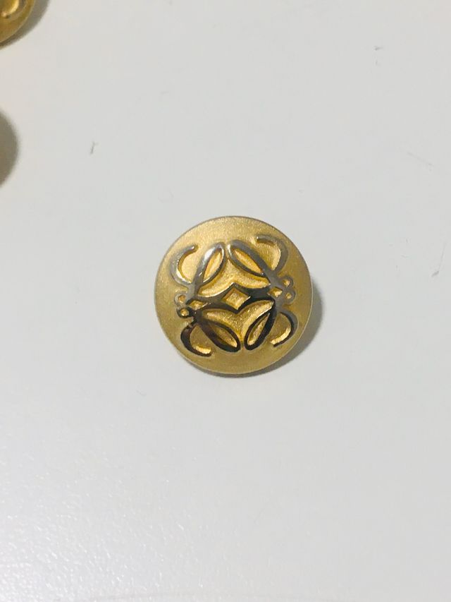 1 botón de Loewe de 2 cm de diametro 