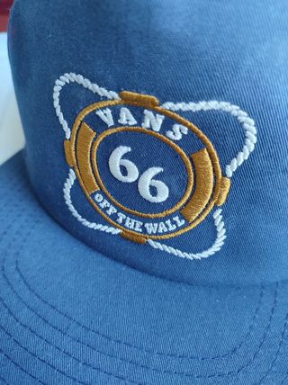 Gorra Classic Vans azul con cierre ajustable 
