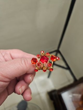 Nuevo. Original anillo grande rojo y dor