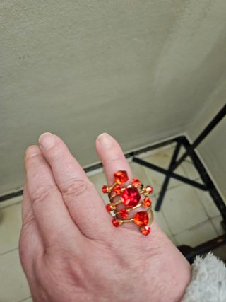 Nuevo. Original anillo grande rojo y dor