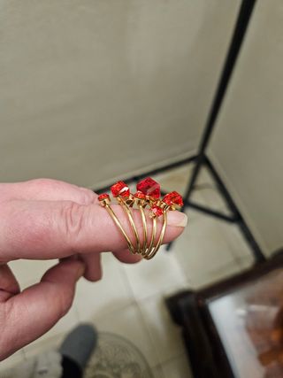 Nuevo. Original anillo grande rojo y dor