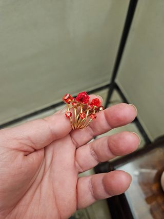 Nuevo. Original anillo grande rojo y dor