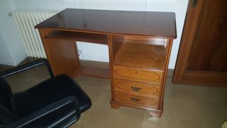 Escritorio antiguo con madera noble