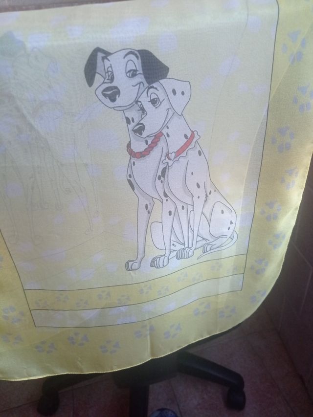 Pañuelo-fulard 101 dalmatas, de gasa.