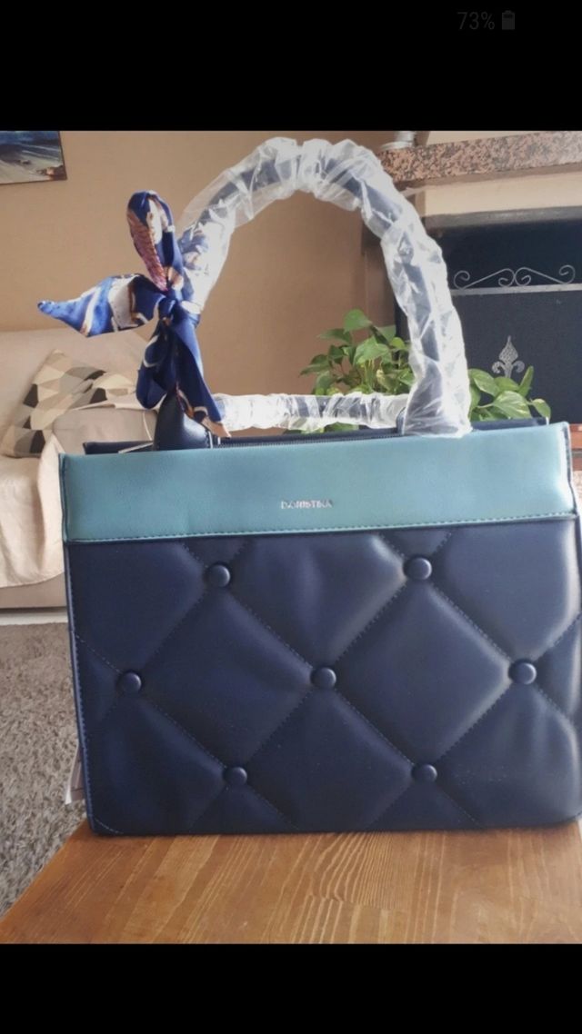 Borsa in ecopelle.colore blu e rossa.