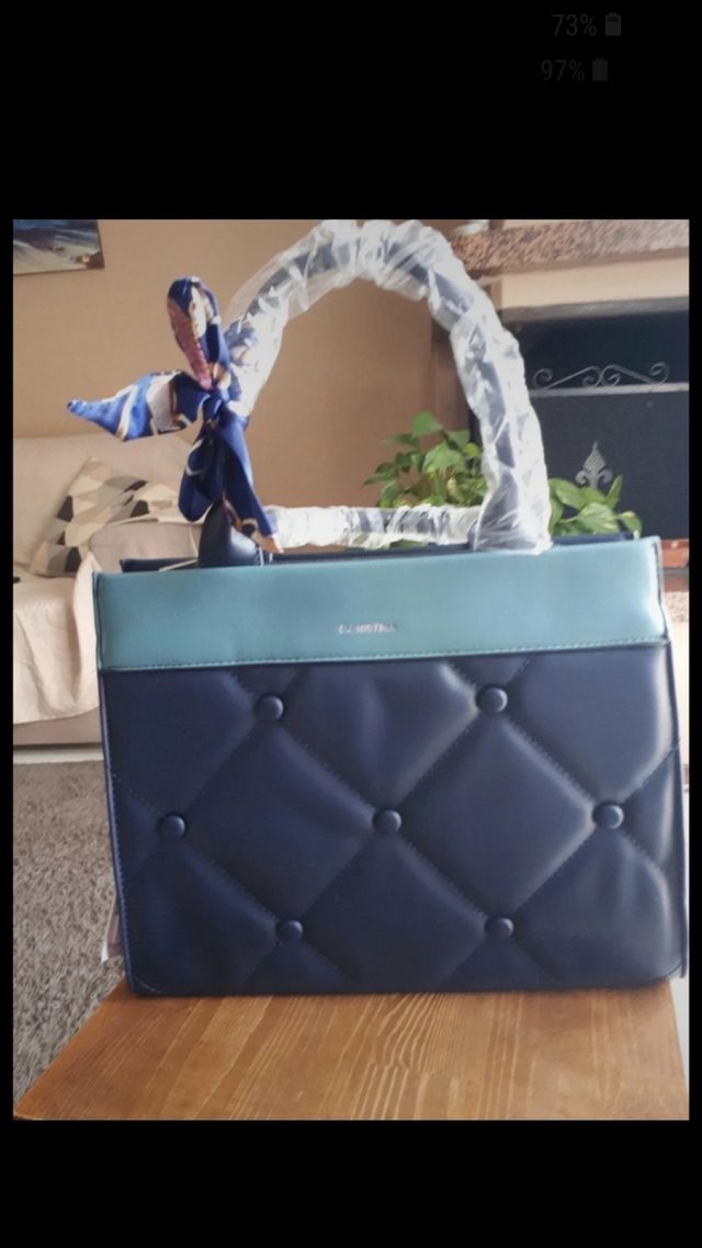 Borsa in ecopelle.colore blu e rossa.