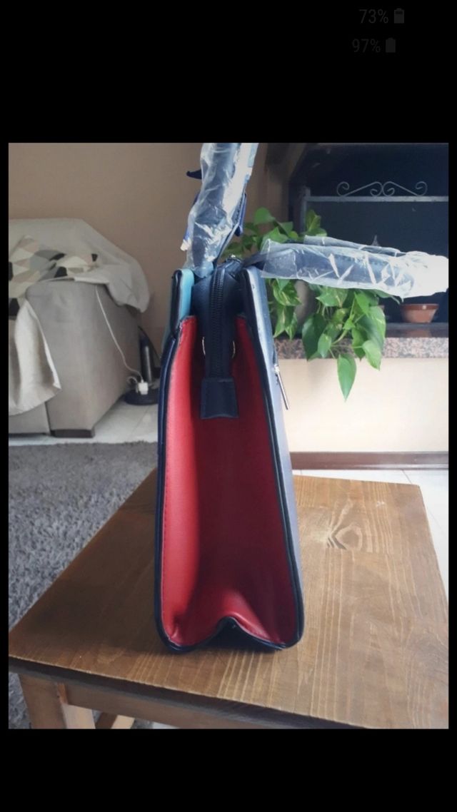 Borsa in ecopelle.colore blu e rossa.