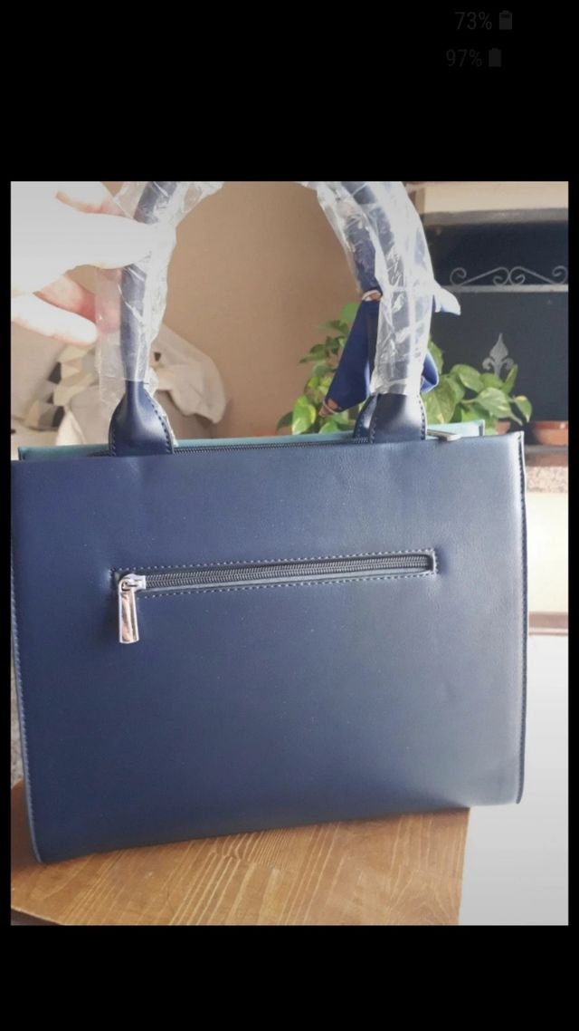 Borsa in ecopelle.colore blu e rossa.