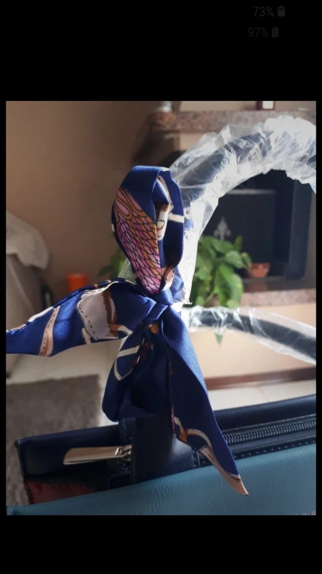 Borsa in ecopelle.colore blu e rossa.